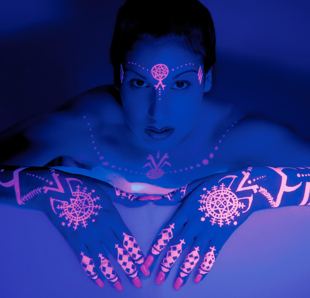 Les tatouages à encre fluorescente